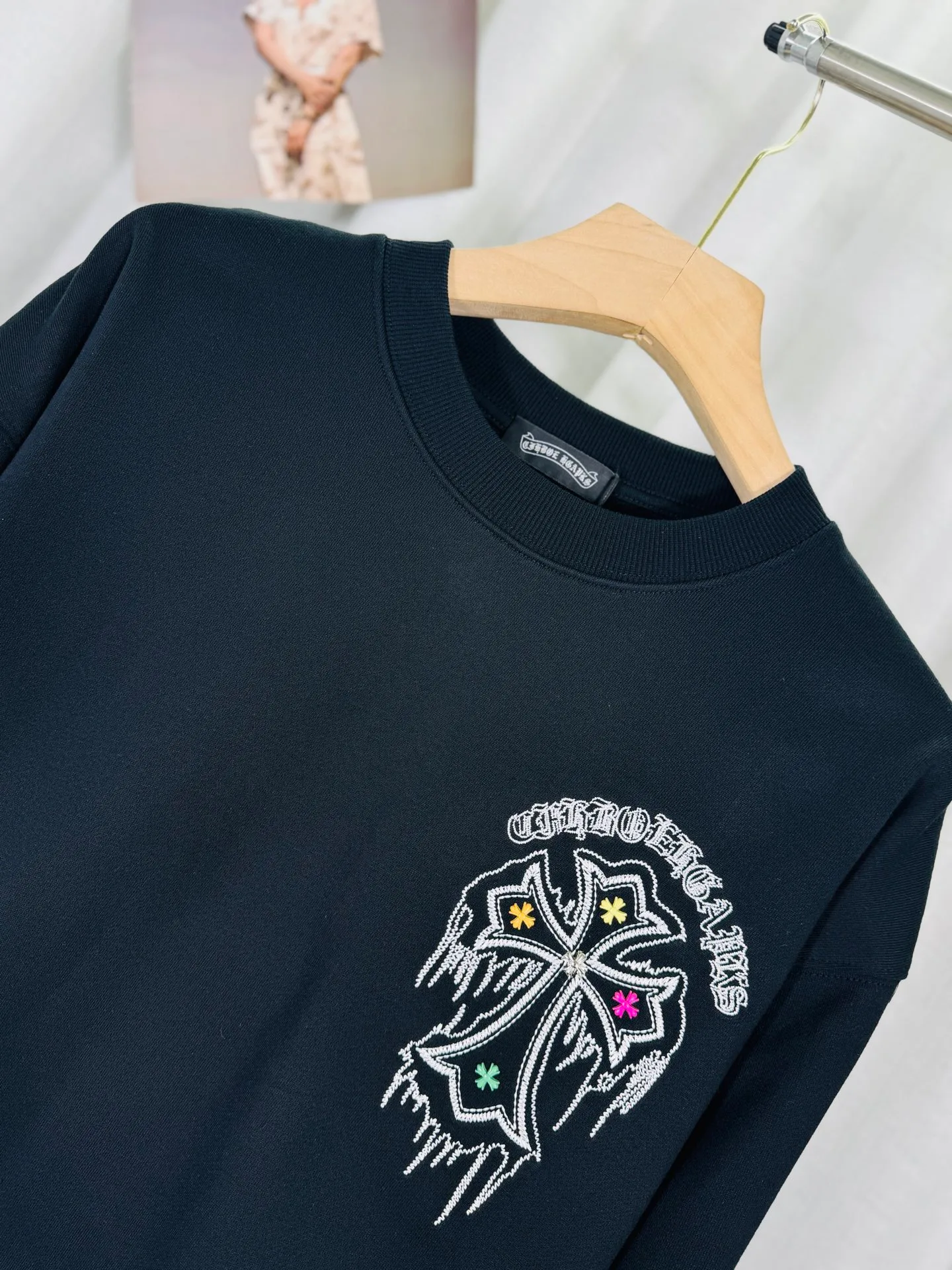 P260 top version, real shot without P, ​​different from market currency) 𝗖𝗵𝗿𝗼𝗺𝗲 𝗛𝗲𝗮𝗿𝘁𝘀/Cro Heart 2025 washed patch embroidery autumn and winter new original single counter American laser burnt 3D three-dimensional color embroidered couple casual sweatshirt 👑The highest version! Customized fabric 430g tripe terry fabric! American acid-washed and distressed original fabric laser burnt ✟appliqué embroidery and exquisite embroidery of letters! The best-selling model in the counter, very comfortable to wear. Accessories: original molded and authenticated collar label➕100% silk wash label. Genuine purchase-grade original hangtag➕matching hanging rope➕3D hanging beads➕original packaging bag. Craftsmanship: The original version has consistent wiring! The highest version of the armhole matching technique! Color: White Black Size: S M L XL Style Number: 25-355